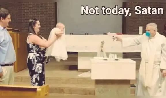 Cura bautiza a una bebé con pistola de agua para respetar la distancia social [FOTOS]