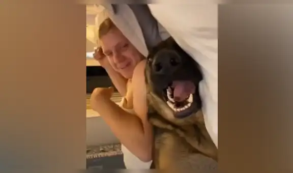 Perro protagoniza tierna escena para dormir al lado de su dueño y conmueve a miles [VIDEO]