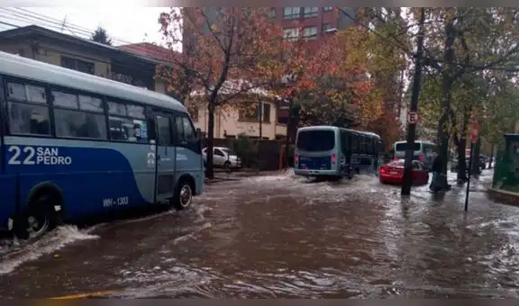 Gigantescas trombas marinas al sur de Chile deja un muerto [VIDEOS]