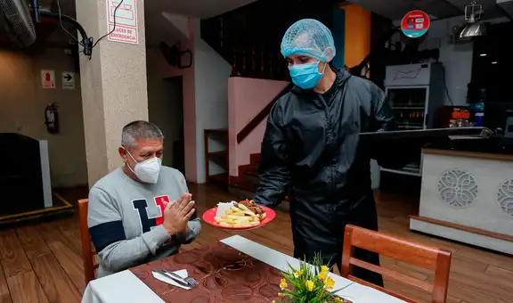 Restaurantes: Personas solo podrán quitarse la mascarilla para el consumo de alimentos