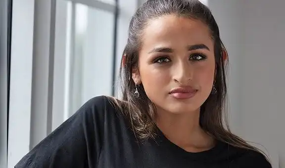 Una chica trans muestra las cicatrices que le dejó la cirugía de reasignación de sexo: “Las amo” 