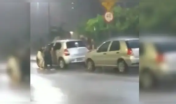 Jóvenes intentan entrar a su carro en plena tormenta y protagonizan hilarante escena [VIDEO]