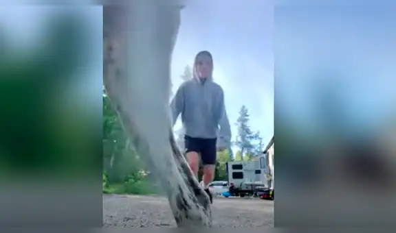 Adolescente intenta mostrar su destreza con el fútbol freestyle y su perro le arruina el momento [VIDEO]