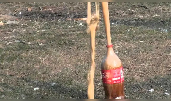 Conoce los peligros de beber Coca Cola, luego de haber comido Mentos [VIDEO]