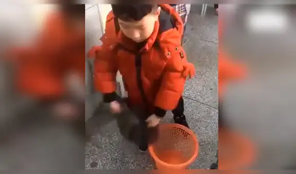 Facebook viral: niño enseña la forma correcta de colocar una bolsa de basura en los tachos [VIDEO]