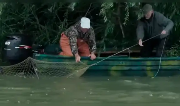 Hombre entra a peligroso río para capturar gigantesca criatura, pero se lleva terrible sorpresa [VIDEO]