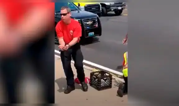 Bomberos salvan la vida de un pequeño pájaro que estuvo atrapado en el desagüe [VIDEO] 