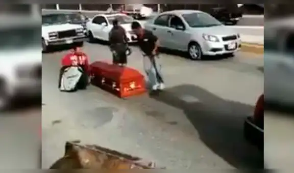 Ataúd cae de carroza fúnebre mientras era trasladado al cementerio [VIDEO]