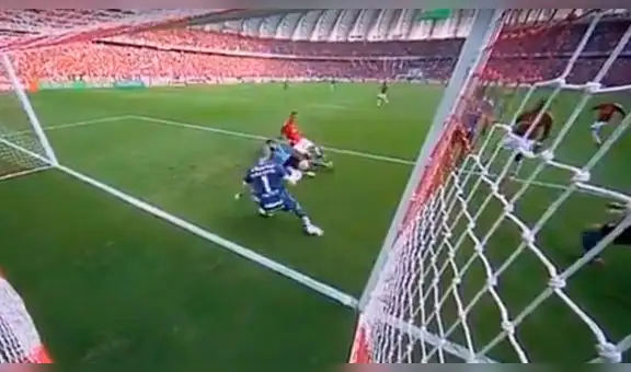 Internacional vs Gremio: Paolo Guerrero tuvo tremenda ocasión para anotar el 1-0 [VIDEO]