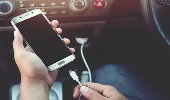 ¿Por qué no deberías cargar la batería de tu teléfono desde tu carro?