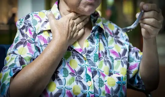 Mujer muere atragantada con su comida mientras esperaba pena de muerte