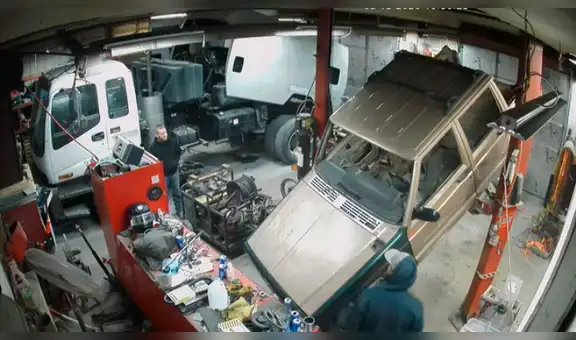 Mecánico quita llanta de camioneta, sin imaginar que provocaría un desastre [VIDEO]