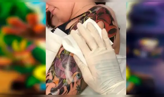 Mujer se hace tatuaje ‘ultra realista’ de ‘Crash Bandicoot’ y resultado emociona a fans del marsupial [FOTOS]