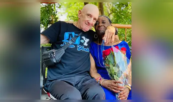 Anciano ve a su pareja luego estar alejados por varios meses y la sorprende con propuesta de matrimonio [VIDEO]