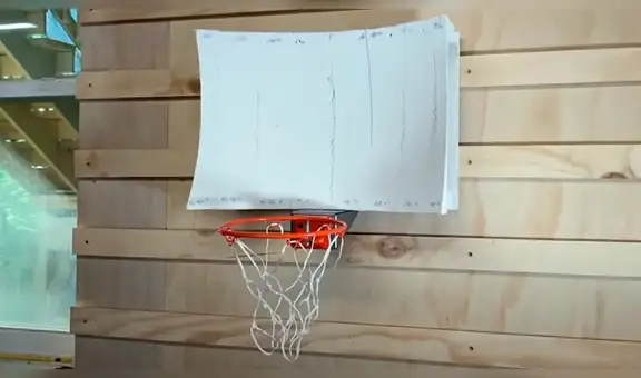 Joven crea curioso tablero de baloncesto con el que nunca falla los tiros a canasta [VIDEO]