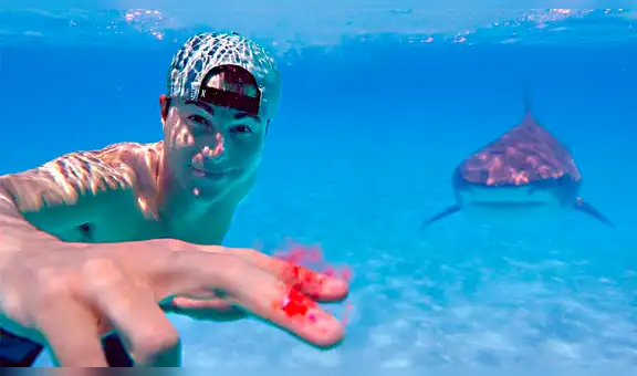 Chico realiza peligroso experimento con feroces criatura que surgieron de las profundidades del océano [VIDEO]