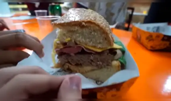 Restaurante vende gigantesca hamburguesa a S/300 y así luce el costoso platillo [VIDEO]