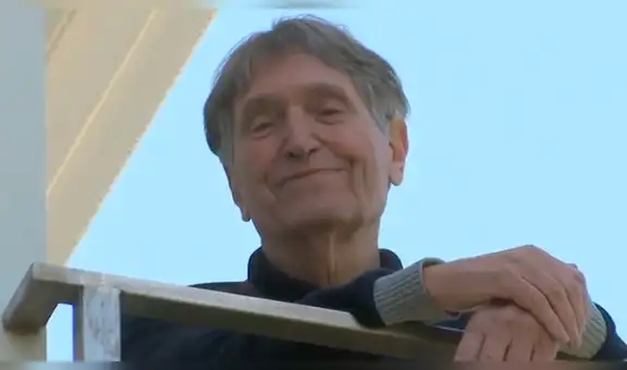 Mujer sorprende a su padre al cantarle canción de ópera en plena cuarentena [VIDEO]