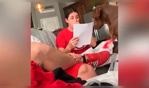 Joven le entrega el mejor regalo a su mamá adoptiva y ella tiene conmovedora reacción [VIDEO]