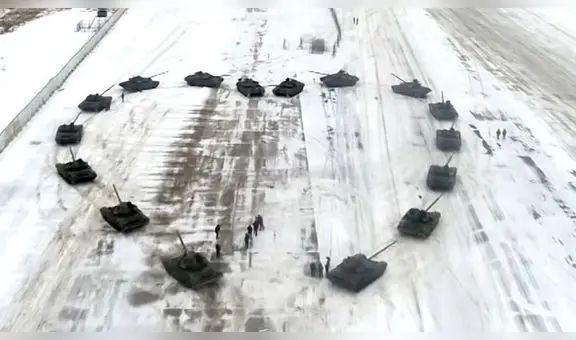 Militar ruso le pide matrimonio a su novia con un corazón hecho de tanques [VIDEO]