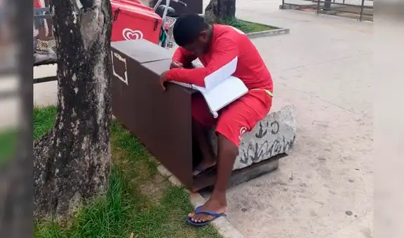 Policía ve a vendedor de helados estudiando en la calle y decide pagarle los estudios  