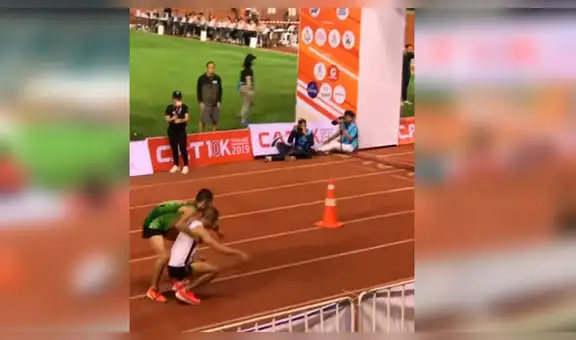 Atleta a punto de pasar la meta se regresa para ayudar a uno de sus contrincantes [VIDEO]