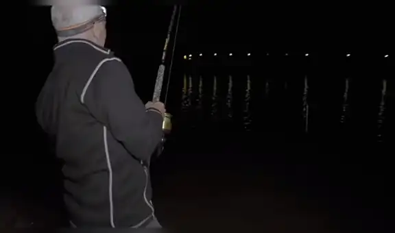 Hombre ingresa a lago para pescar de noche y captura terrorífica criatura [VIDEO]