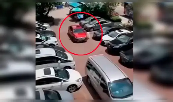 Mujer sorprende con insólito truco para estacionar su carro en un parque lleno [VIDEO]