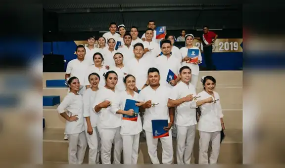 Trabajó como albañil para graduarse de enfermero y festeja su logro con sus excompañeros [FOTOS]