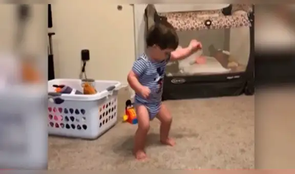 Bebé causa furor en redes sociales al imitar baile de “The git up” [VIDEO] 