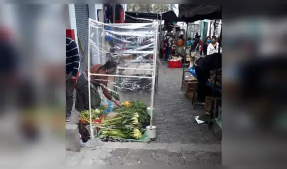 Vendedora ambulante crea ingeniosa barrera para seguir trabajando y evitar contagiarse de COVID-19 [VIDEO]