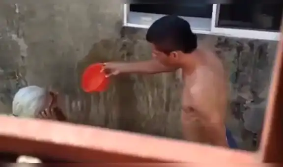 Colombia: detienen a hombre que golpeaba a su madre de 83 años mientras la bañaba