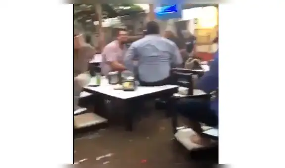 Clientes continúan bebiendo, pese a que bar es inundado por lluvia torrencial [VIDEO]