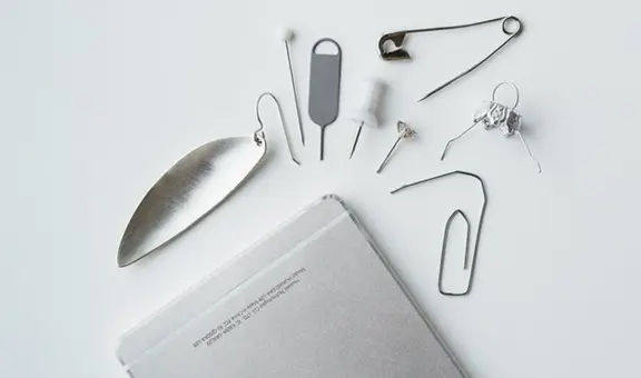 ¿Por qué no se recomienda que uses agujas, clips u otras cosas para sacar la tarjeta SIM de tu celular?