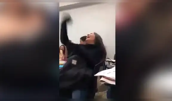 Sufre ‘ataque de risa’ en plena  clase y esto es lo que hace su amiga para callarla [VIDEO]