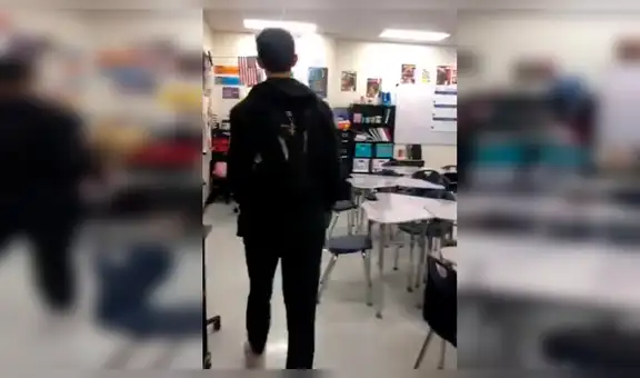 Sorprende con flores a profesora que lo ayudó a entrar a la universidad y ella tiene efusiva reacción [VIDEO]