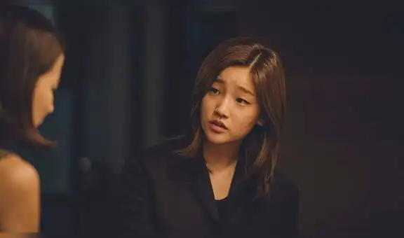 Actriz de “Parasite”, Park So Dam, se emociona al conocer a Charlize Theron