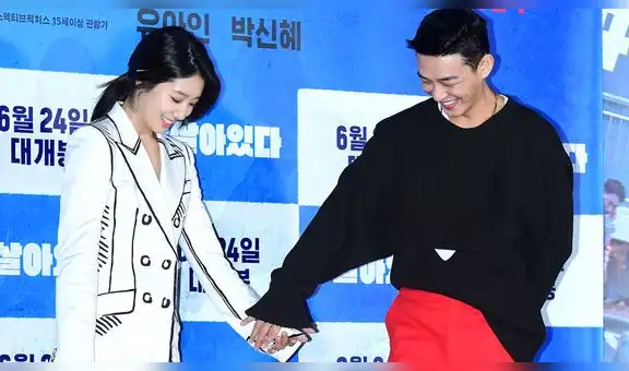 Park Shin Hye y Yoo Ah In lucen sonrientes y de la mano en evento de #Alive