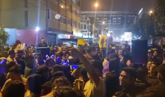 Bad Bunny en Lima: jóvenes gozaron afuera del Estadio Nacional al ritmo de un DJ