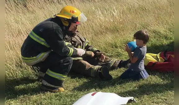 Conmovedoras imágenes: Bomberos juegan con niño luego de un accidente de tránsito [FOTOS]