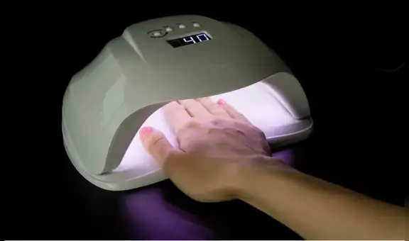 Las lámparas UV de secado de esmalte de uñas podrían dañar el ADN de células humanas, según estudio