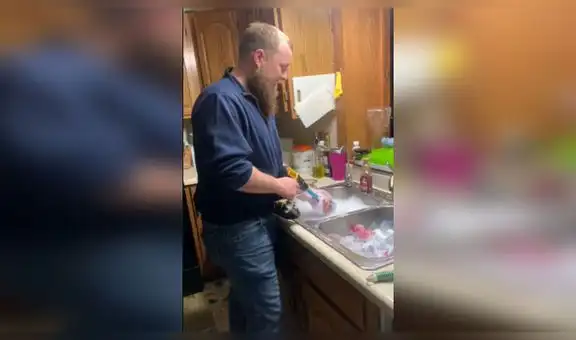 Papá usa curioso truco para lavar los biberones del fregadero en segundos [VIDEO]