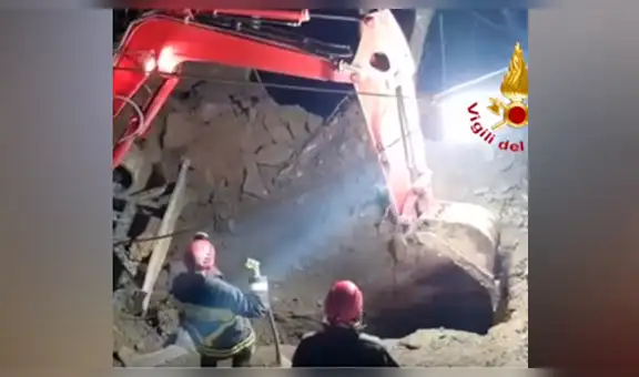 Bomberos arriesgan sus vidas salvar a dos perros callejeros que quedaron atrapados en zona de explosivos [VIDEO]