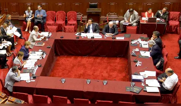 Prohibirán conducir moto lineal con uno o más acompañantes