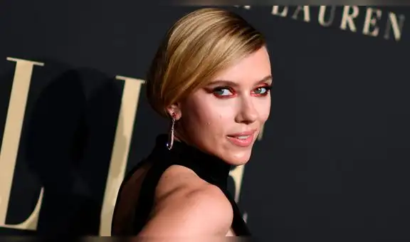 Scarlett Johansson se levanta la blusa para mostrar su peculiar tatuaje