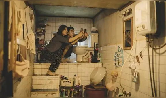 Parasite: ¿Cuál es la razón de la inusual posición del inodoro y qué representa?