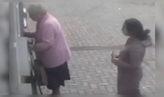Ladrona intenta robar a una anciana en cajero, sin imaginar la intempestiva reacción de esta [VIDEO]