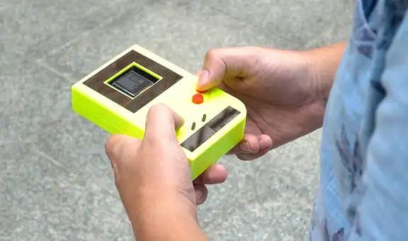 Crean el primer Game Boy sin baterías que se carga con energía solar [VIDEO]