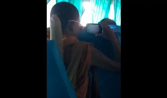 Monje budista es captado viendo película porno en medio de un autobús [VIDEO]