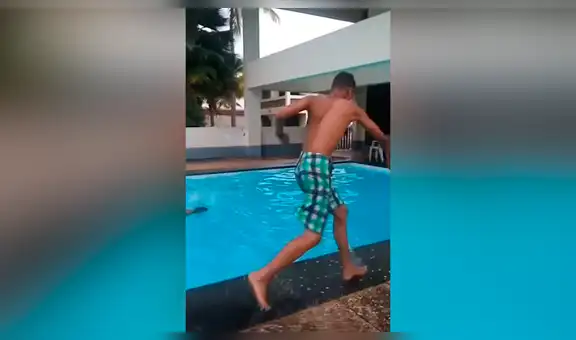 Joven compite con su amigo en carrera de natación y aplica ‘truco’ para ganarle con facilidad [VIDEO]